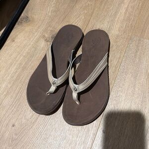 OluKai Aukai Leather Flip Flops – Women’s Size 8